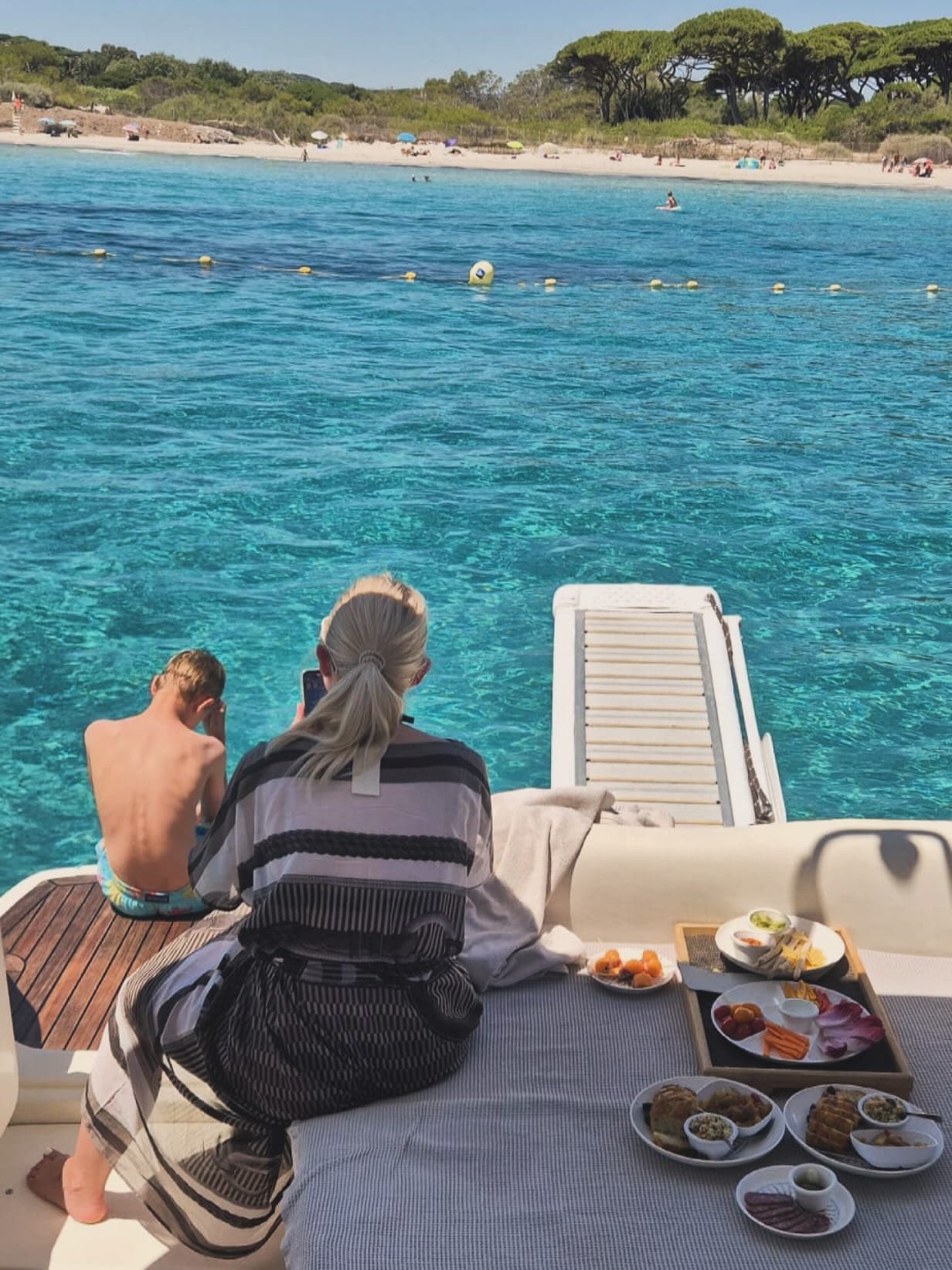 Vue depuis la poupe sur les eaux turquoise