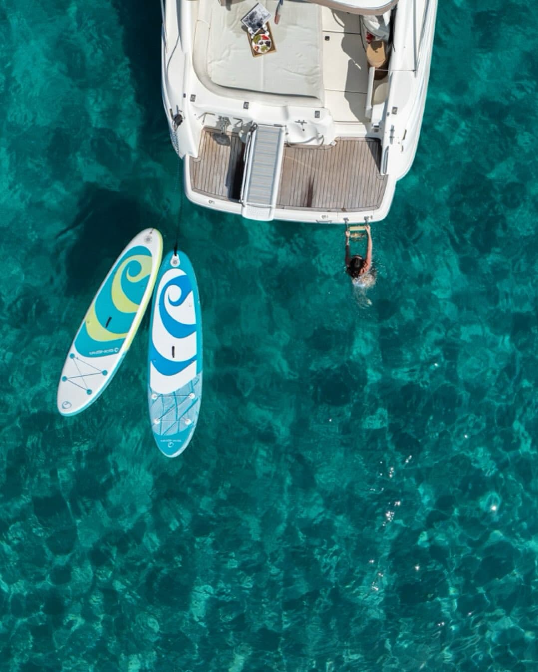 Vue aérienne du Cranchi Zaffiro 34 ancré dans les eaux turquoise